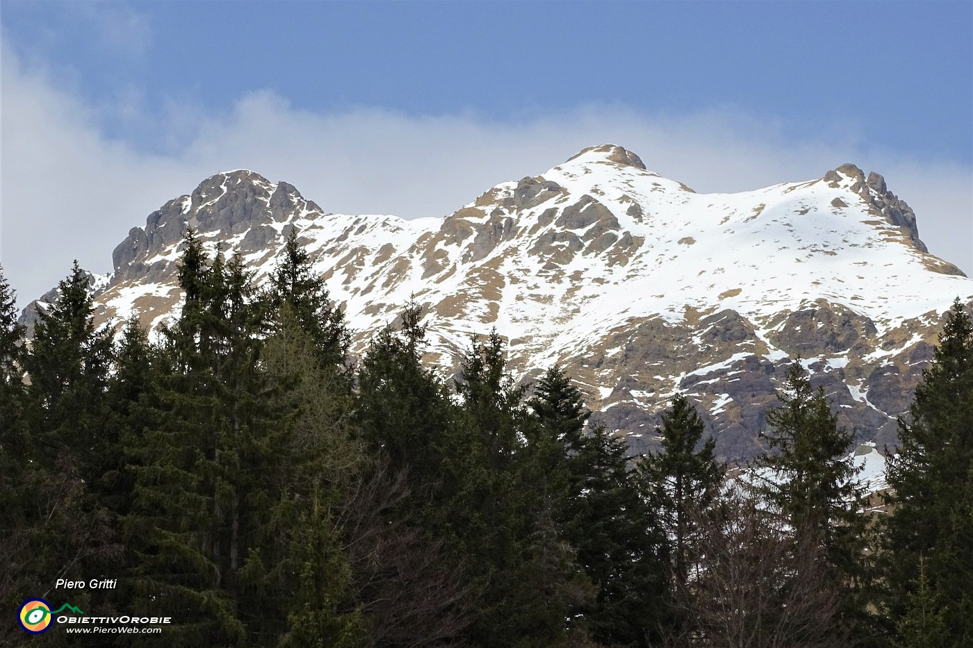 86 Il Tre Signori ancora carico di neve, oltre l'abetaia.JPG